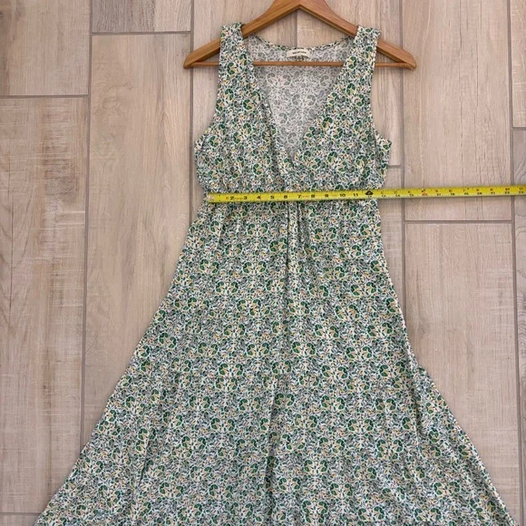 Max Studio midi dress in the floral print, Size M, 100% rayon fabric. - Picture 5 of 10